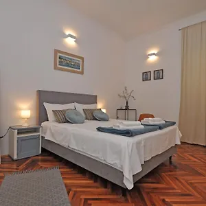 Moel Apartment Split